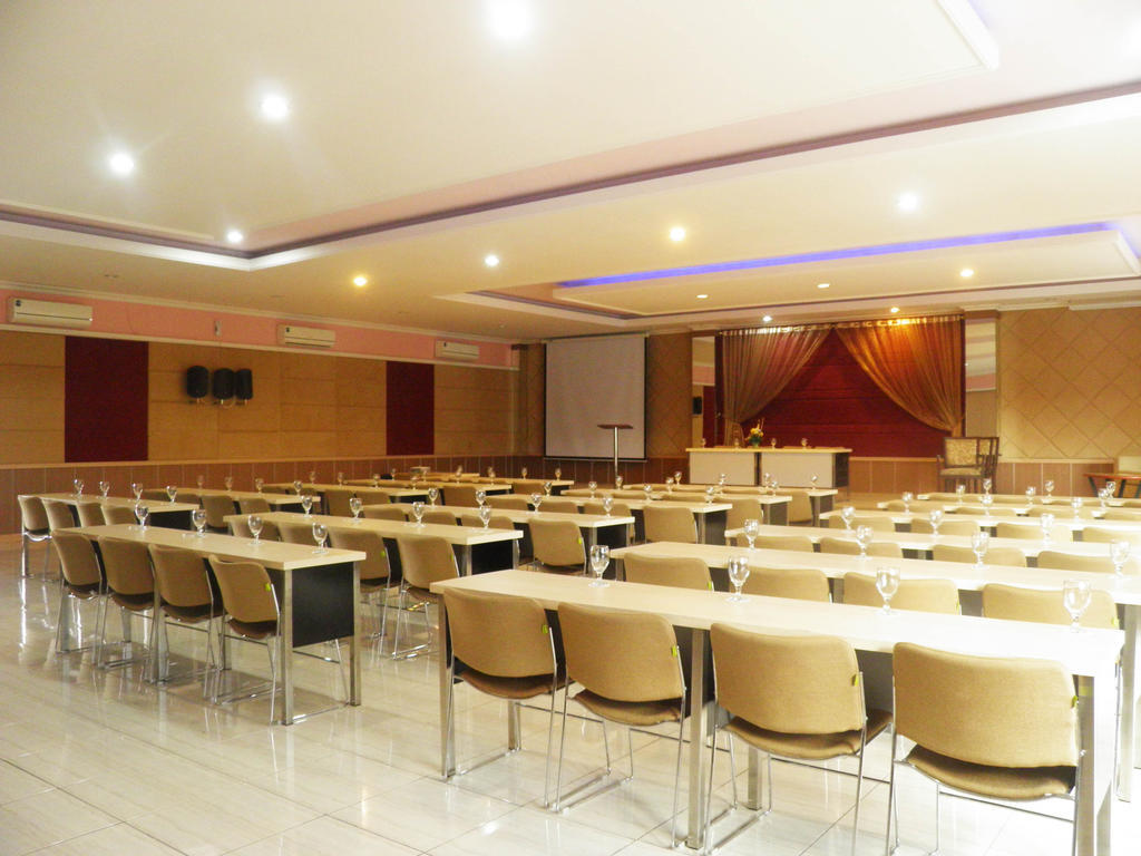 Hotel C3 Semarang Buitenkant foto