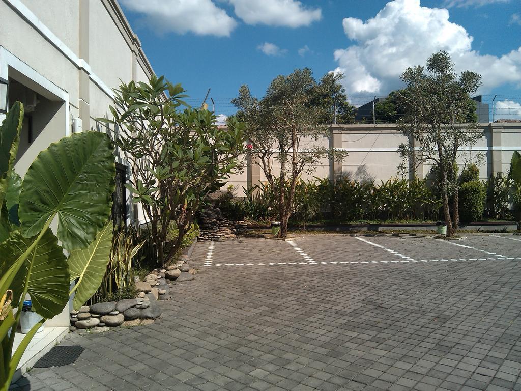 Hotel C3 Semarang Buitenkant foto